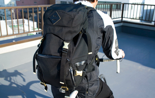 narifuri（ナリフリ）：河合編集長愛用の鞄は、今人気の自転車アパレルブランドのバックパック。